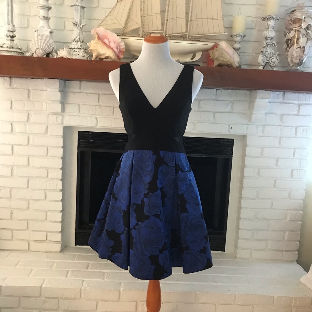 XSCAPE WOMENS Black With BLUE ROSES COCKTAIL FLORAL DRESS size 8